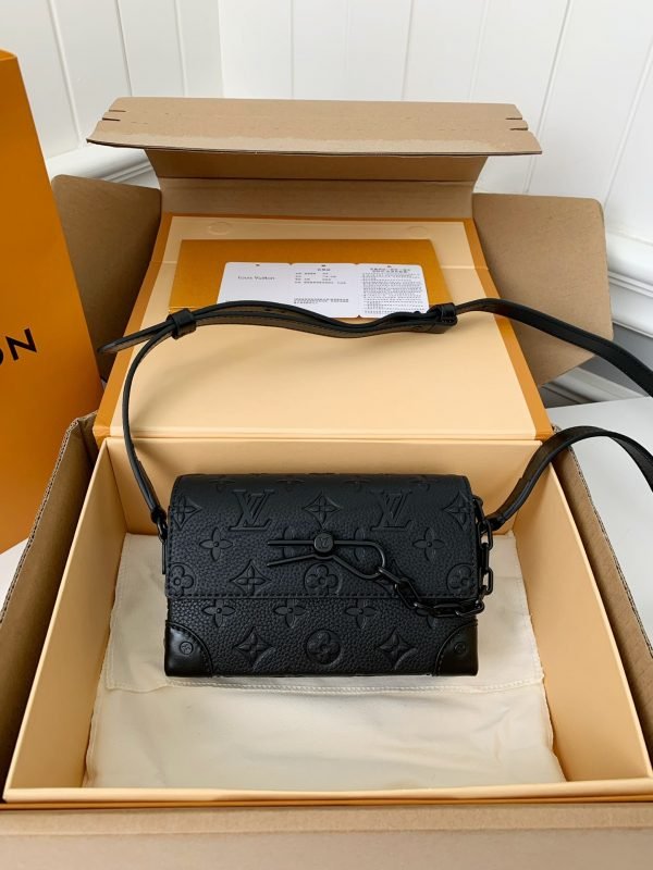 Louis Vuitton men's bag Size: 18×11×6.5cm